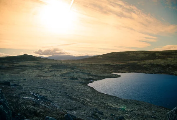 挪威海拔高的一个美丽的高山湖泊。五颜六色的秋天风景与湖. — 图库照片