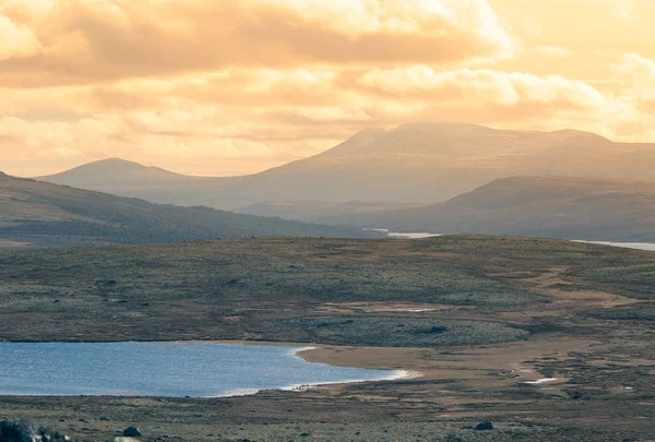 En vacker fjällsjö högt ovanför havet-jämna i Norge. Färgglada hösten landskap med sjö. — Stockfoto