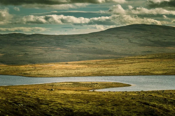 A beautiful mountain lake high above the sea level in Norway. Colorful autumn landscape with lake. — Stock Photo, Image