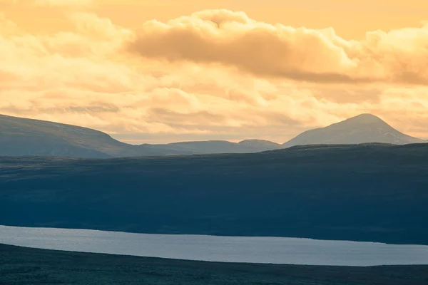 En vacker fjällsjö högt ovanför havet-jämna i Norge. Färgglada hösten landskap med sjö. — Stockfoto