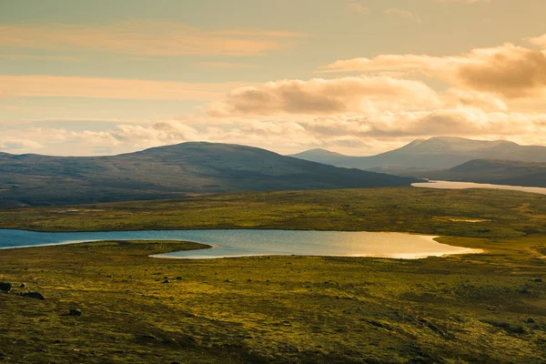 Um belo lago de montanha acima do nível do mar na Noruega. Paisagem de outono colorido com lago . — Fotografia de Stock