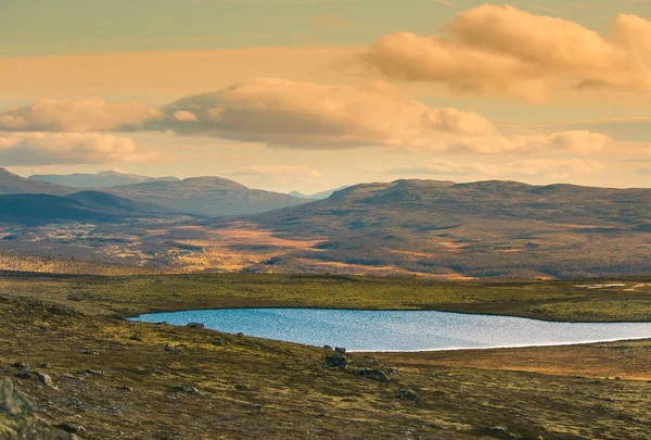 Un hermoso lago de montaña alto sobre el nivel del mar en Noruega. Colorido paisaje otoñal con lago . —  Fotos de Stock