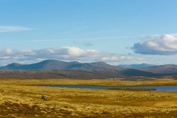 En vacker fjällsjö högt ovanför havet-jämna i Norge. Färgglada hösten landskap med sjö. — Stockfoto