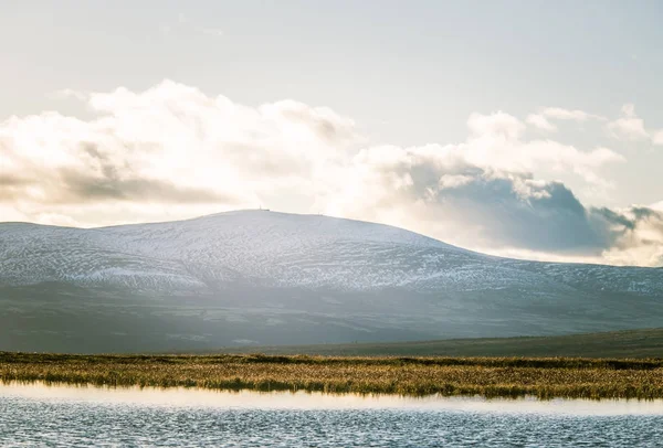 En vacker fjällsjö högt ovanför havet-jämna i Norge. Färgglada hösten landskap med sjö. — Stockfoto