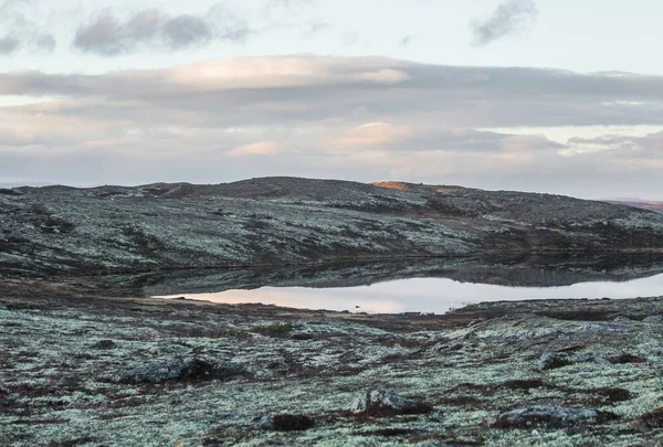 Krásné horské jezero vysoko nad mořem v Norsku. Barevné podzimní krajina s jezerem. — Stock fotografie