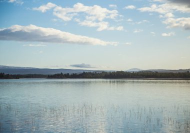 Bir güzel göl manzara Femundsmarka Milli Parkı'nda Norveç'te. Gölün uzak dağlarda arka plan ile. Güzel sonbahar sahne canlı renkler ile.