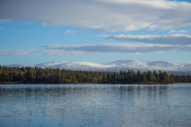 Bir güzel göl manzara Femundsmarka Milli Parkı'nda Norveç'te. Gölün uzak dağlarda arka plan ile. Güzel sonbahar sahne canlı renkler ile.