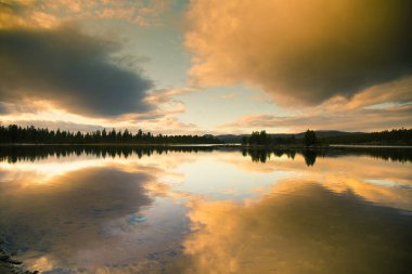 Bir güzel göl manzara Femundsmarka Milli Parkı'nda Norveç'te. Gölün uzak dağlarda arka plan ile. Güzel sonbahar sahne canlı renkler ile.