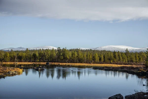 Krásné jezero krajina v Femundsmarka National Park v Norsku. Jezero s vzdálené hory v pozadí. Krásná podzimní krajina s živými barvami. — Stock fotografie