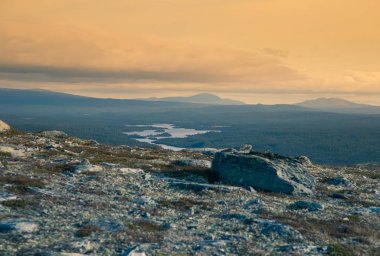 Merkez Norveç'te bir güzel dağ manzarası Güz. Güzel, renkli sahne deniz seviyesinden yüksek.