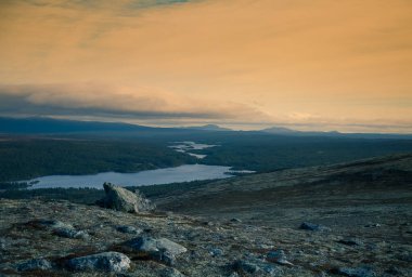 Merkez Norveç'te bir güzel dağ manzarası Güz. Güzel, renkli sahne deniz seviyesinden yüksek.