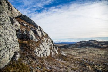 Merkez Norveç'te bir güzel dağ manzarası Güz. Güzel, renkli sahne deniz seviyesinden yüksek.