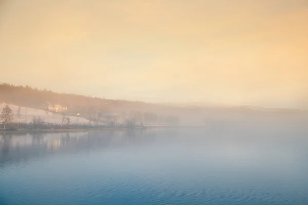 Uma bela e colorida manhã enevoada na Noruega, no lago. Reflexões de árvores na água. Paisagem de outono enevoada. Cenário nórdico calmo . — Fotografia de Stock
