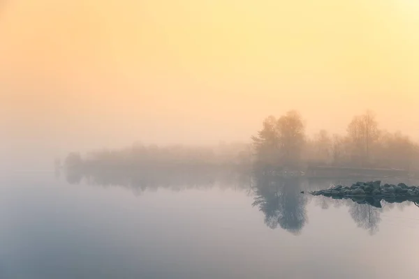 En vacker morgon vacker natur vid sjön i Norge. Lugna höstlandskap. Klippformation i en förgrund. Färgstarka landskap med mist. — Stockfoto