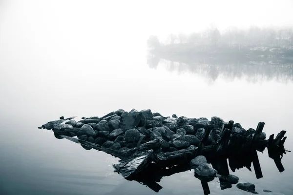 Krajobraz piękny poranek nad jeziorem w Norwegii. Spokojnej krajobraz jesienny. Formacja skalna w pierwszym planie. Kolorowy krajobraz z mgły. — Zdjęcie stockowe
