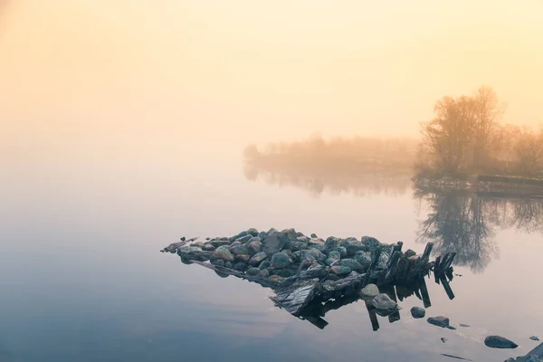 Uma bela paisagem matinal no lago na Noruega. Paisagem de outono tranquila. Formação rochosa em primeiro plano. Paisagem colorida com névoa . — Fotografia de Stock