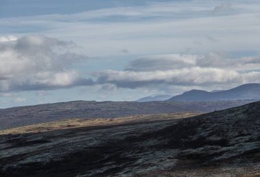 Merkez Norveç'te bir güzel dağ manzarası Güz. Güzel, renkli sahne deniz seviyesinden yüksek.