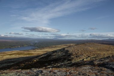 Merkez Norveç'te bir güzel dağ manzarası Güz. Güzel, renkli sahne deniz seviyesinden yüksek.
