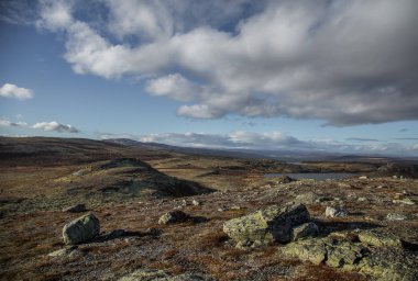 Merkez Norveç'te bir güzel dağ manzarası Güz. Güzel, renkli sahne deniz seviyesinden yüksek.