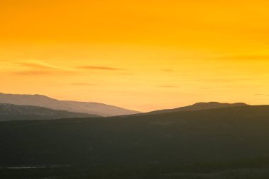 Güzel, renkli sonbahar gündoğumu Norveç'te dağların üzerinden. Soyut, renkli bir görünüm.