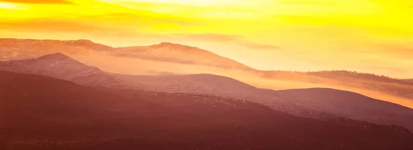 Hermoso y colorido amanecer otoñal sobre las montañas de Noruega. Aspecto abstracto y colorido . — Foto de Stock