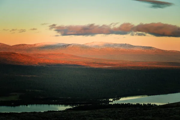 Ein schöner, farbenfroher Sonnenuntergang in den Bergen. schöner Herbst in Norwegen. abstrakte farbenfrohe Optik. — Stockfoto