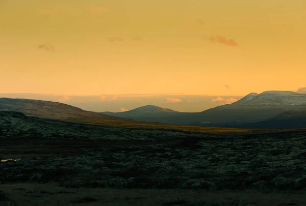 Ein schöner, farbenfroher Sonnenuntergang in den Bergen. schöner Herbst in Norwegen. abstrakte farbenfrohe Optik. — Stockfoto