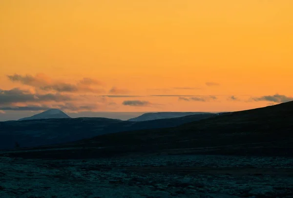 Um lindo pôr-do-sol colorido nas montanhas. Belo outono na Noruega. Olhar colorido abstrato . — Fotografia de Stock