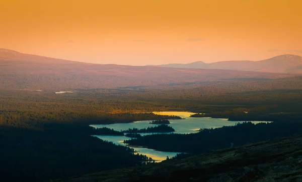 En vacker, färgstark solnedgång i bergen. Vackra hösten i Norge. Abstrakta färgstarka utseende. — Stockfoto