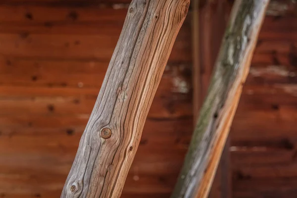 Un bellissimo primo piano di un vecchio tronco di legno. Fa parte di uno storico edificio della miniera di rame. Texture di legno colorato intemperie . — Foto Stock