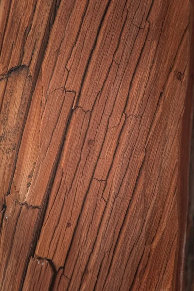 Un hermoso primer plano de un viejo tronco de madera. Parte de un edificio histórico de minas de cobre. Textura colorida de madera envejecida . — Foto de Stock
