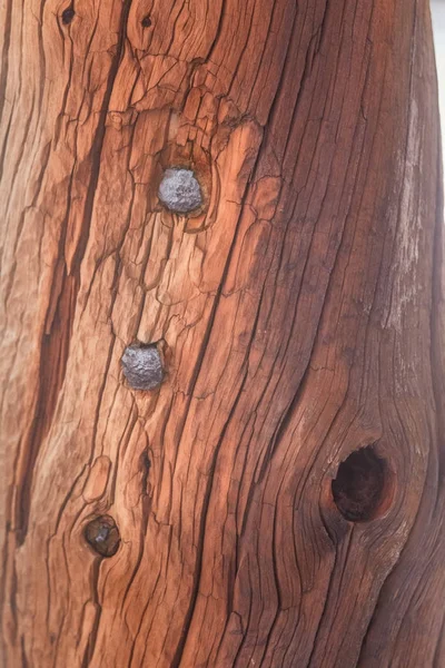 Un hermoso primer plano de un viejo tronco de madera. Parte de un edificio histórico de minas de cobre. Textura colorida de madera envejecida . — Foto de Stock