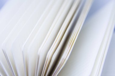 Boş bir defter yeşil güzel bir closeup kapsar. Sığ derinliği alan fotoğraf.