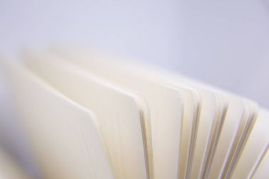 Boş bir defter yeşil güzel bir closeup kapsar. Sığ derinliği alan fotoğraf.