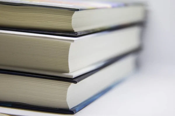 Eine schöne Nahaufnahme eines Buches. Bücherstapel. Foto mit geringer Tiefenschärfe. — Stockfoto