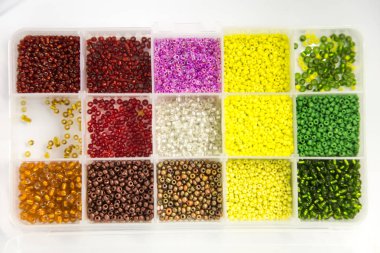 Güzel renkli takı beeds beyaz arka plan üzerinde yapma. Sığ derinlik-in tarla. El tekne malzemeleri.