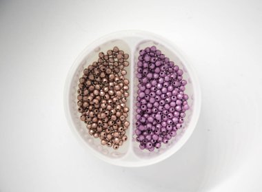 Güzel renkli takı beeds beyaz arka plan üzerinde yapma. Sığ derinlik-in tarla. El tekne malzemeleri.