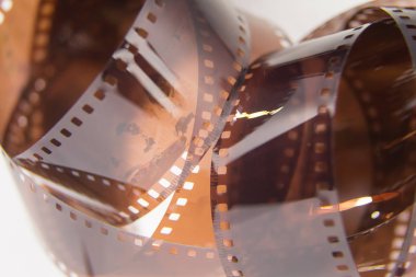 Beyaz zemin üzerinde bir analog fotoğraf film güzel bir portre. Sığ derinlik-in tarla.