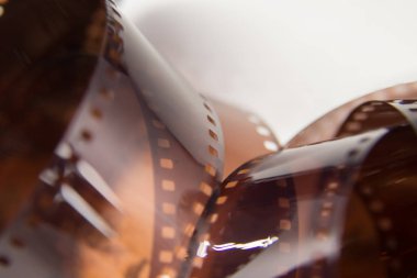 Beyaz zemin üzerinde bir analog fotoğraf film güzel bir portre. Sığ derinlik-in tarla.