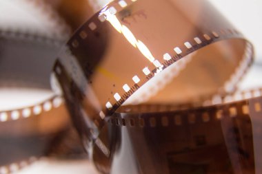 Beyaz zemin üzerinde bir analog fotoğraf film güzel bir portre. Sığ derinlik-in tarla.