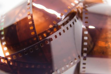 Beyaz zemin üzerinde bir analog fotoğraf film güzel bir portre. Sığ derinlik-in tarla.