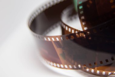 Beyaz zemin üzerinde bir analog fotoğraf film güzel bir portre. Sığ derinlik-in tarla.