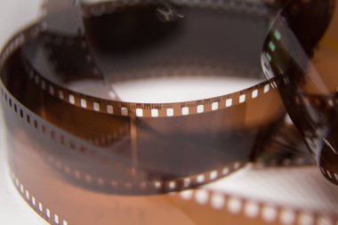 Beyaz zemin üzerinde bir analog fotoğraf film güzel bir portre. Sığ derinlik-in tarla.