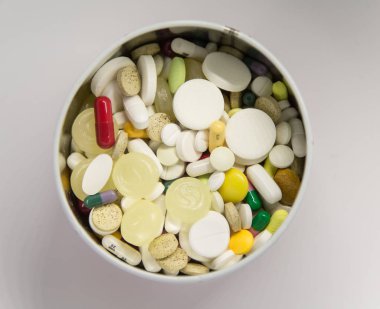 Güzel renkli takı beeds beyaz arka plan üzerinde yapma. Sığ derinlik-in tarla. El tekne malzemeleri.