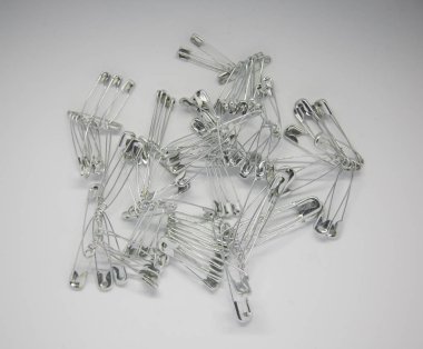 Bir sürü parlak emniyet pimleri