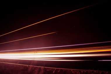 Güzel, soyut araba ışıklar bir ülke yolda. Geceyi, yol kenarında trafik. Uzun pozlama fotoğraf.