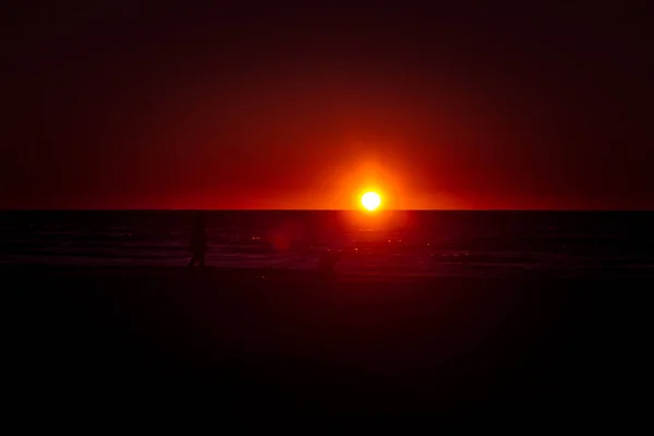 Gente Caminando Una Playa Atardecer Recogiendo Cámaras Bonito Paseo Nocturno — Foto de Stock