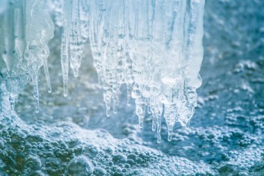 Bir güzel buz sarkıtları Nehri Letonya, donmuş. Güzel kış manzarası.