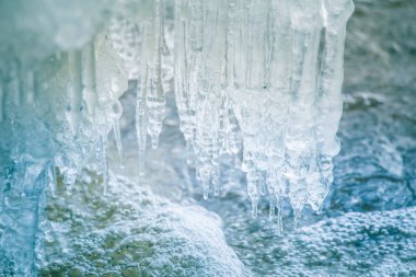 Bir güzel buz sarkıtları Nehri Letonya, donmuş. Güzel kış manzarası.