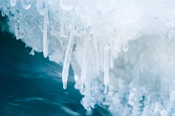 Egy Szép Fagyasztott Jégcsapok Lettország Folyó Partján Gyönyörű Téli Táj — Stock Fotó